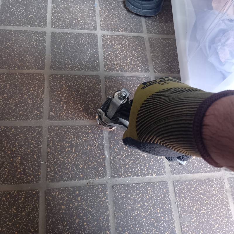 玄関床にシロアリ駆除剤を注入