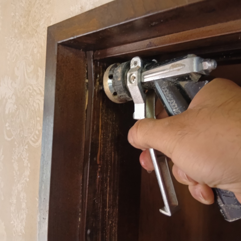 傷んだ木枠にシロアリ駆除剤を注入