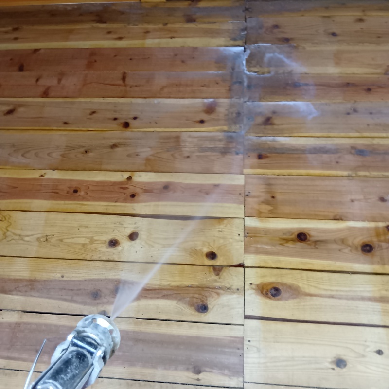 床板にシロアリ駆除剤を散布