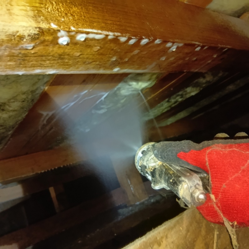 床下断熱材にシロアリ駆除剤を散布