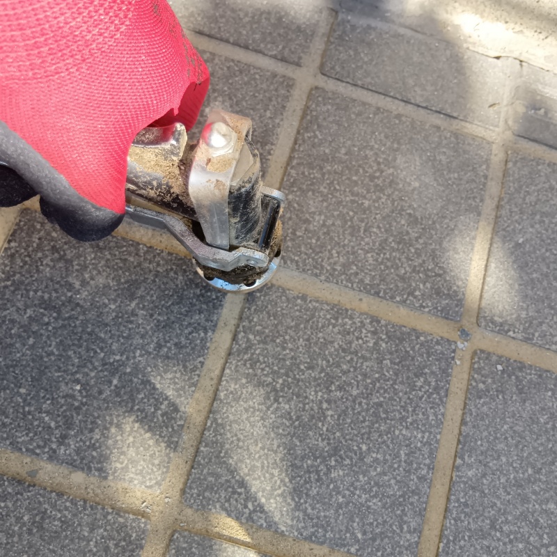 玄関床のタイルの目地にシロアリ駆除剤を注入