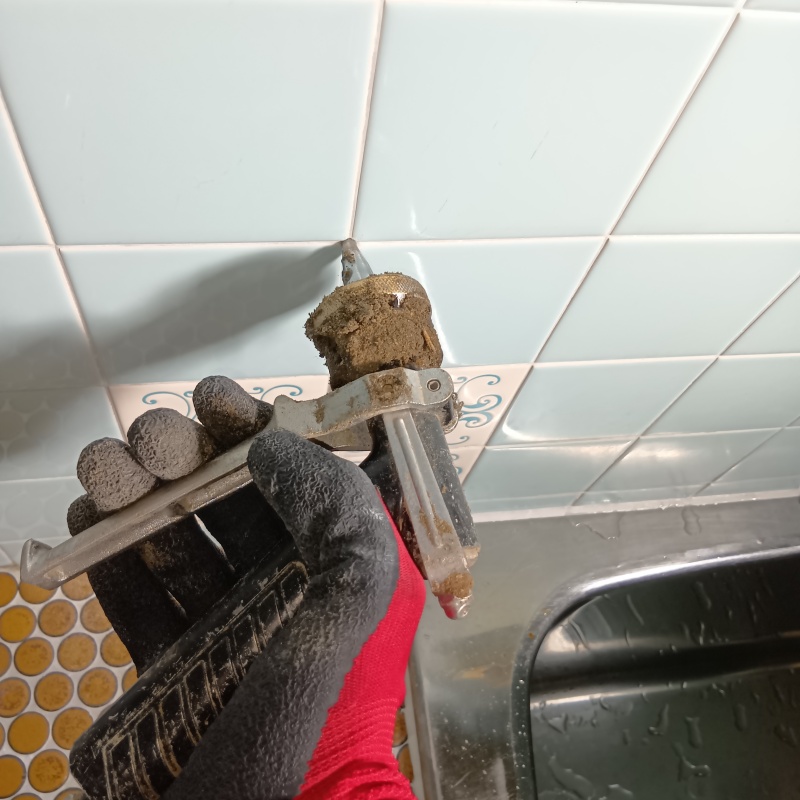 浴室のタイルの目地にシロアリ駆除剤を注入