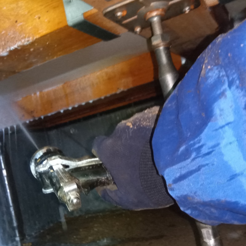 床下木材にシロアリ駆除剤を散布