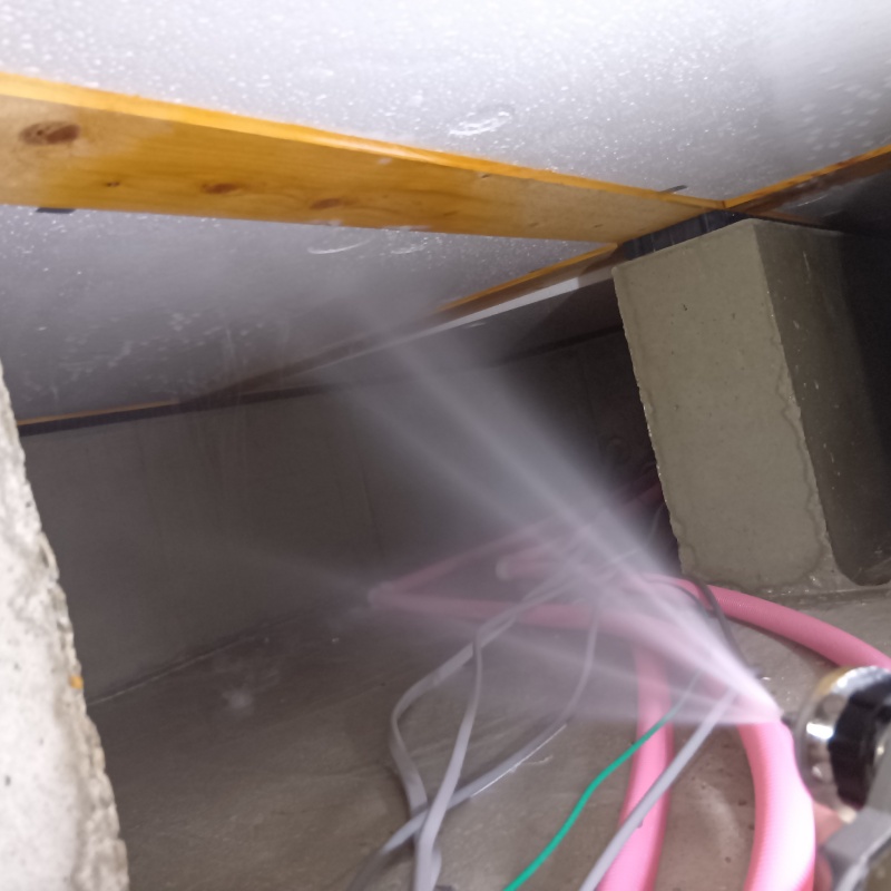 床下断熱材に防蟻剤を散布する様子