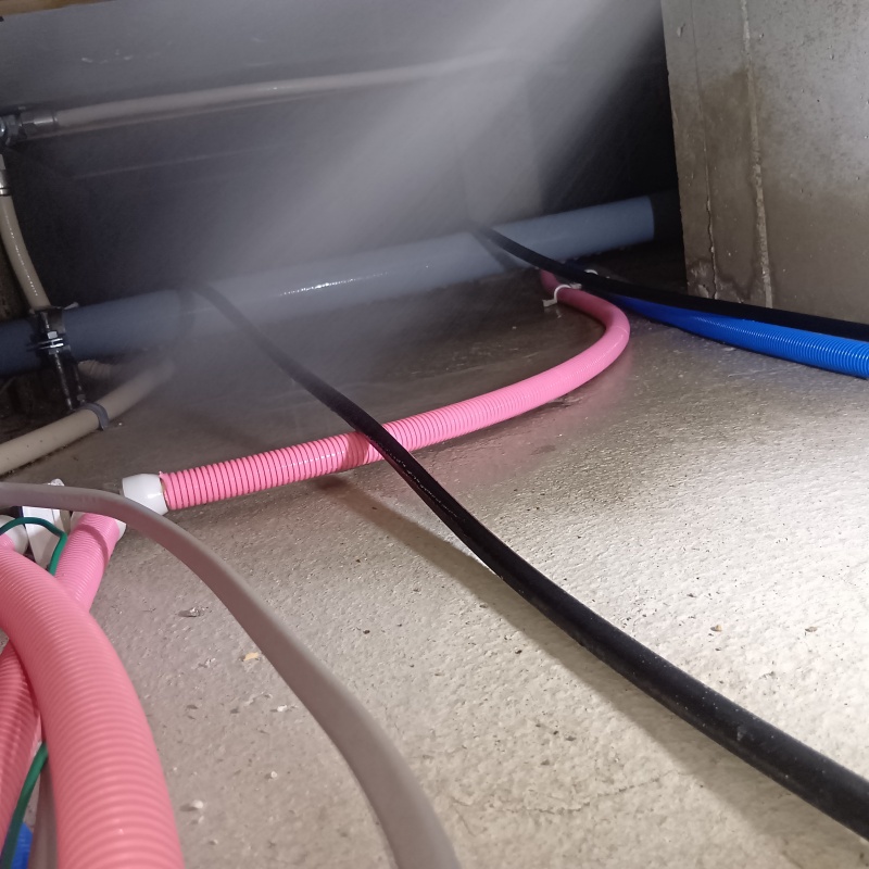 床下のベタ基礎に防蟻剤を散布する様子