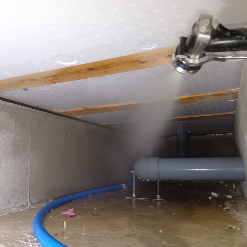 床下の基礎部分に防蟻剤を散布する様子