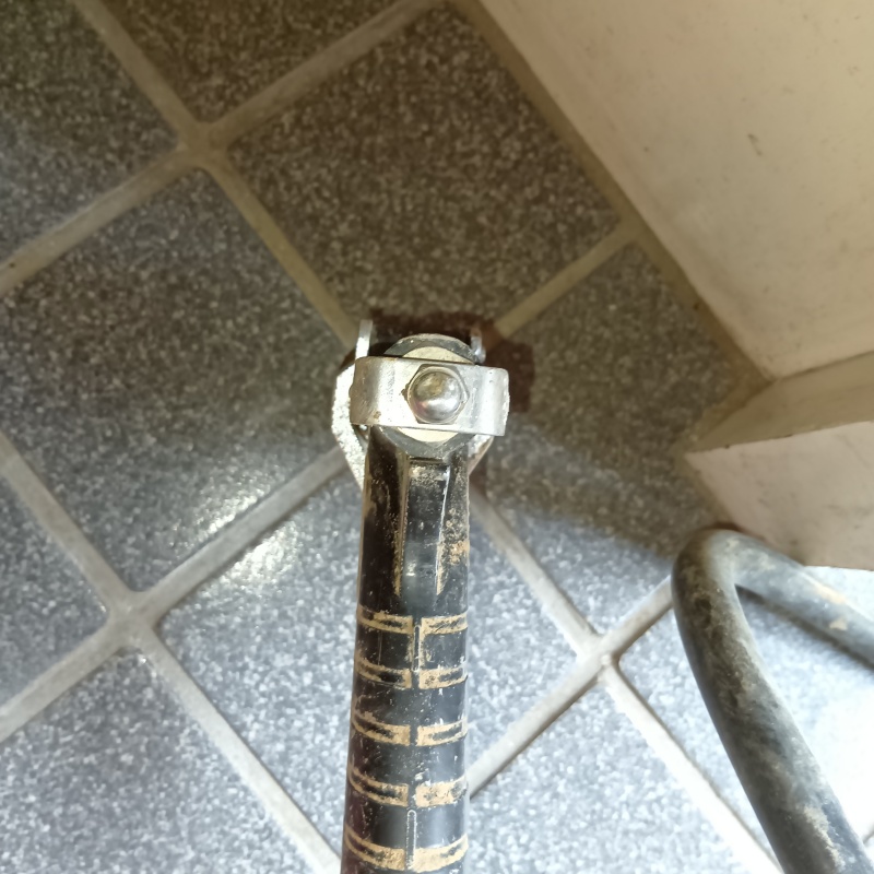 玄関床のタイルの目地に穴を開けてシロアリ駆除剤を注入