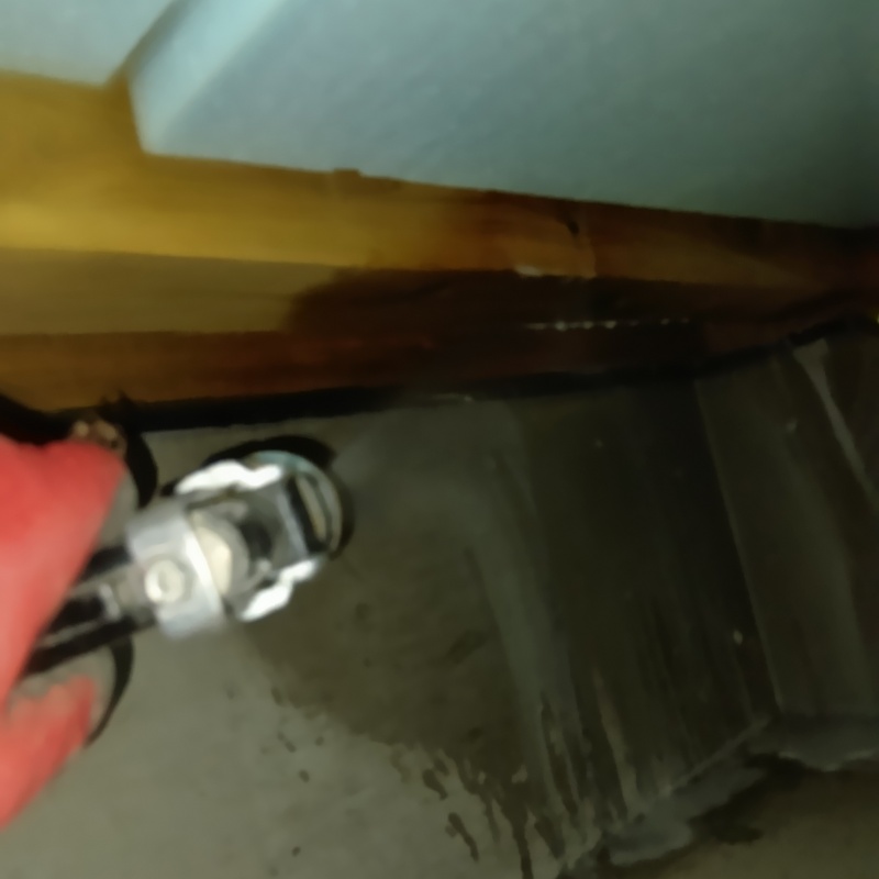 床下の基礎に防蟻剤を吹き付けている様子