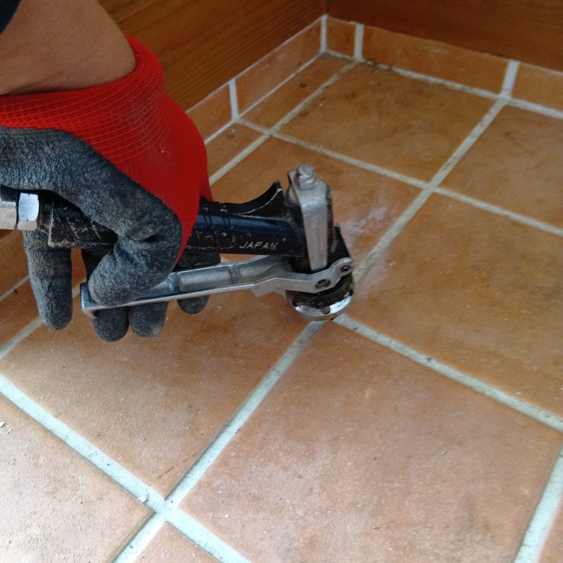 玄関床のタイルの目地に防蟻剤を注入