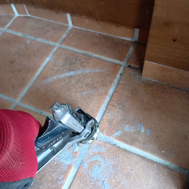 玄関床のタイルの目地に防蟻剤を注入