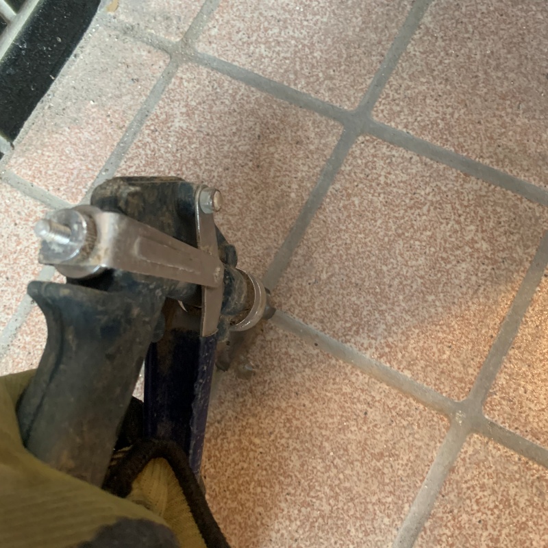 玄関床のタイルの目地にシロアリ駆除剤を散布