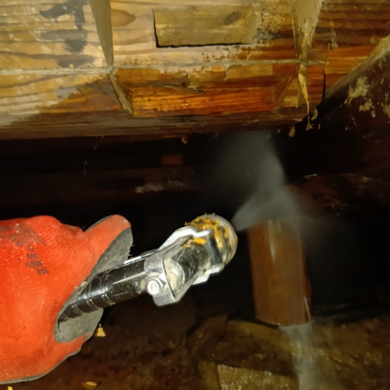 ダメージが蓄積した木材にシロアリ駆除剤を散布