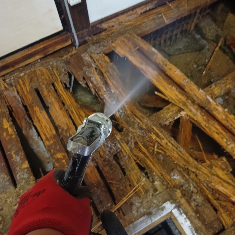 食害の痕跡のある木材にシロアリ駆除剤を散布