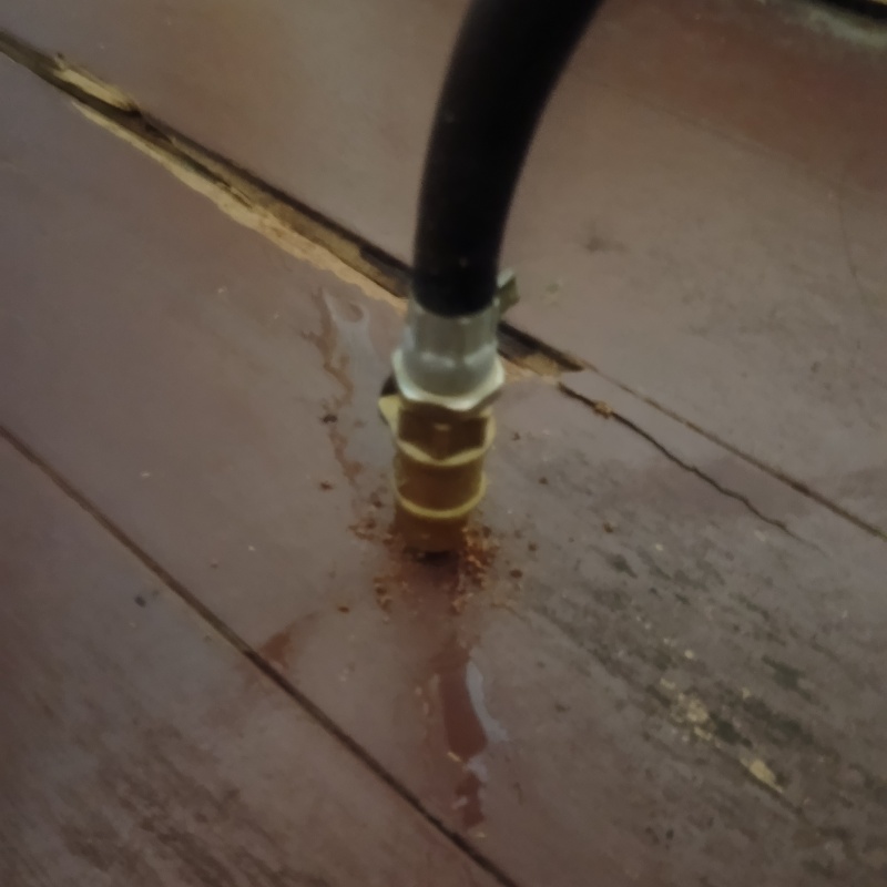 傷んだ木材に穴を開けてシロアリ駆除剤を注入