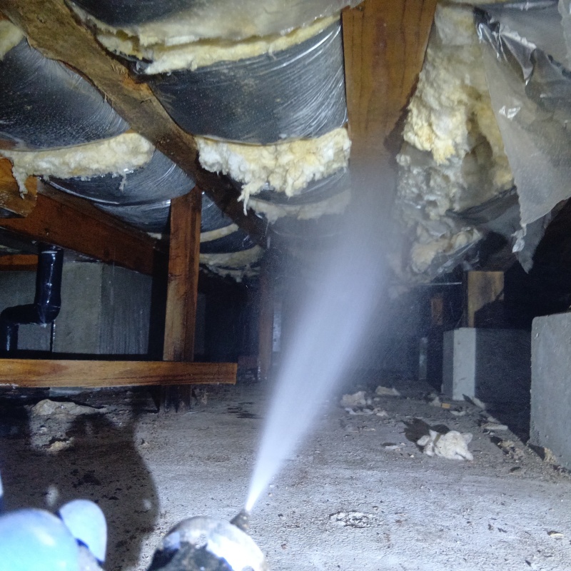 床下断熱材に防蟻剤を散布する様子