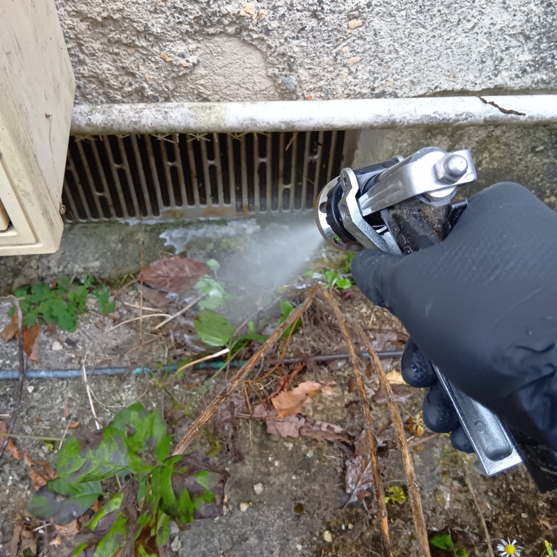 建物外周の土壌に防蟻剤を吹き付けている様子