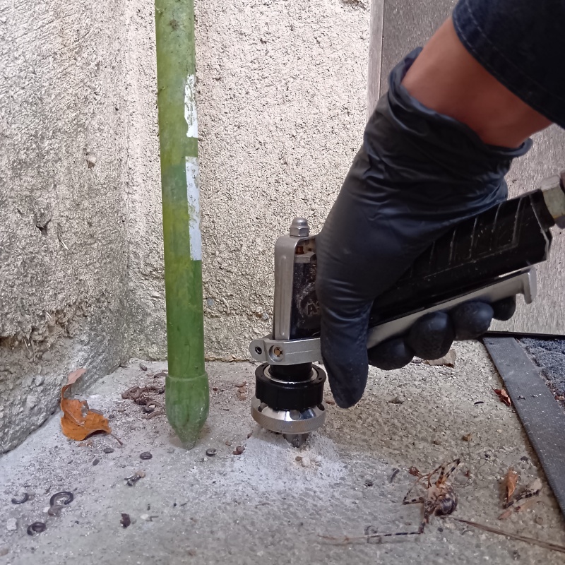 コンクリートに穴を開けて防蟻剤を注入