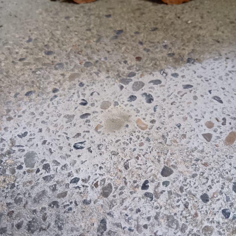 開けた穴をきれいに補修