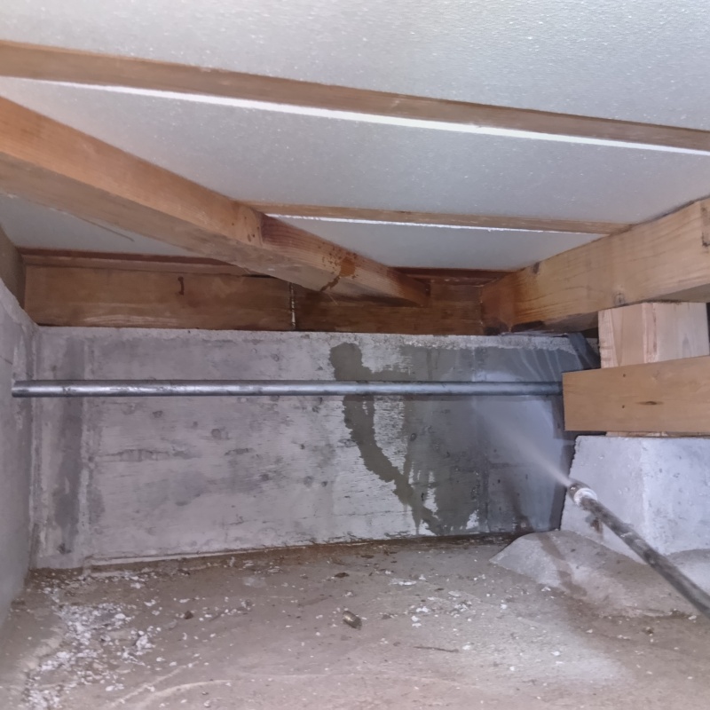 床下の基礎部分にシロアリ駆除剤を散布