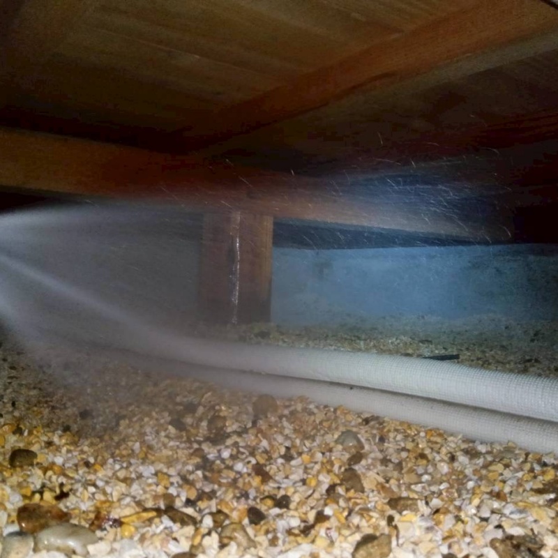 床下の土壌にシロアリ駆除剤を散布