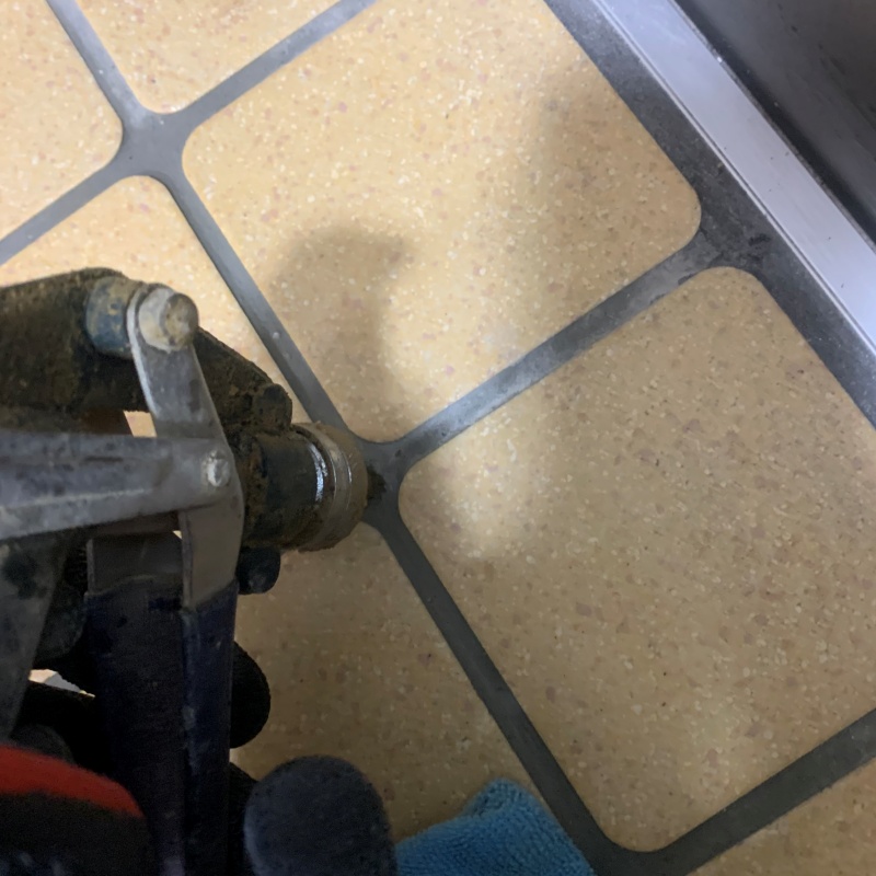 開けた穴からシロアリ駆除剤を注入