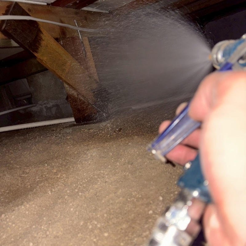 床下の木材にシロアリ駆除剤を散布