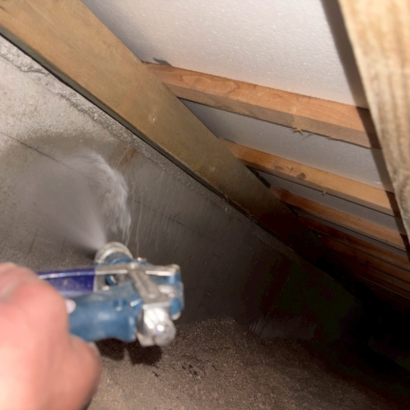 床下の基礎のコンクリートにシロアリ駆除剤を散布