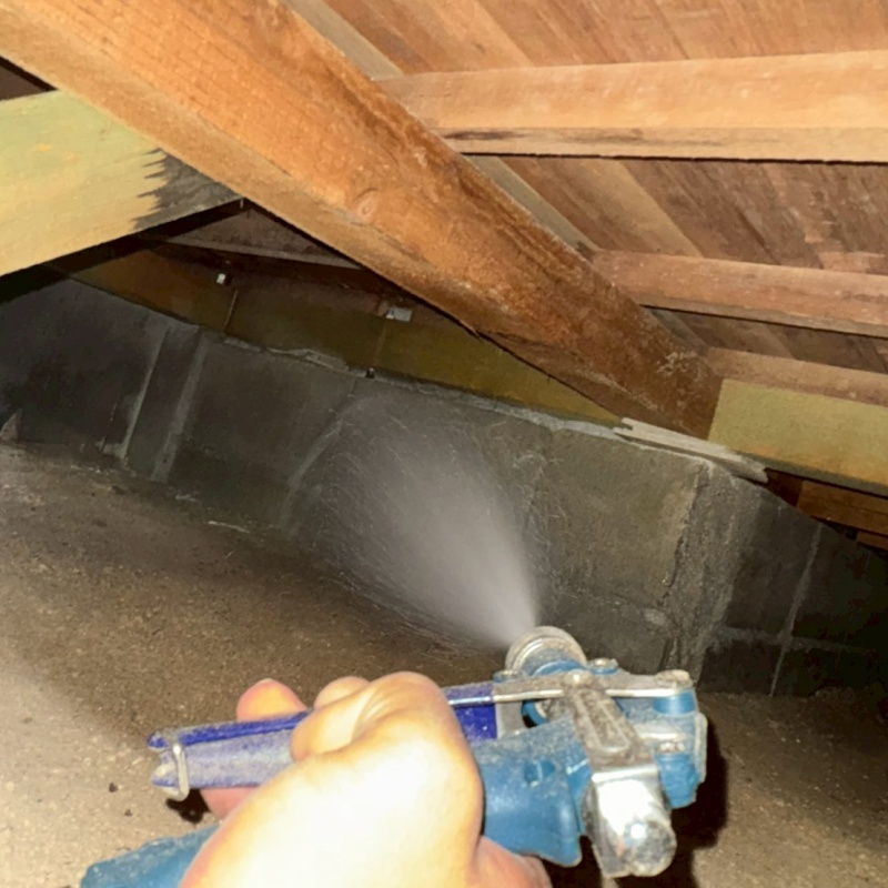 床下の基礎のコンクリートにシロアリ駆除剤を散布