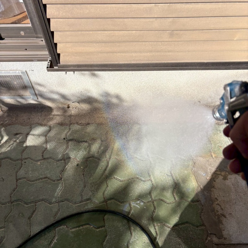 建物外周にシロアリ駆除剤を散布