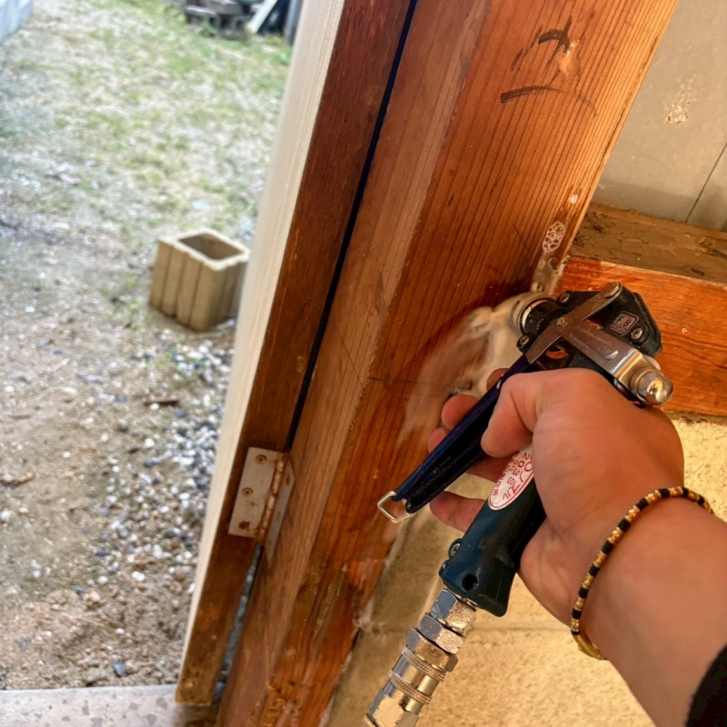 木材に穴を開けてシロアリ駆除剤を注入