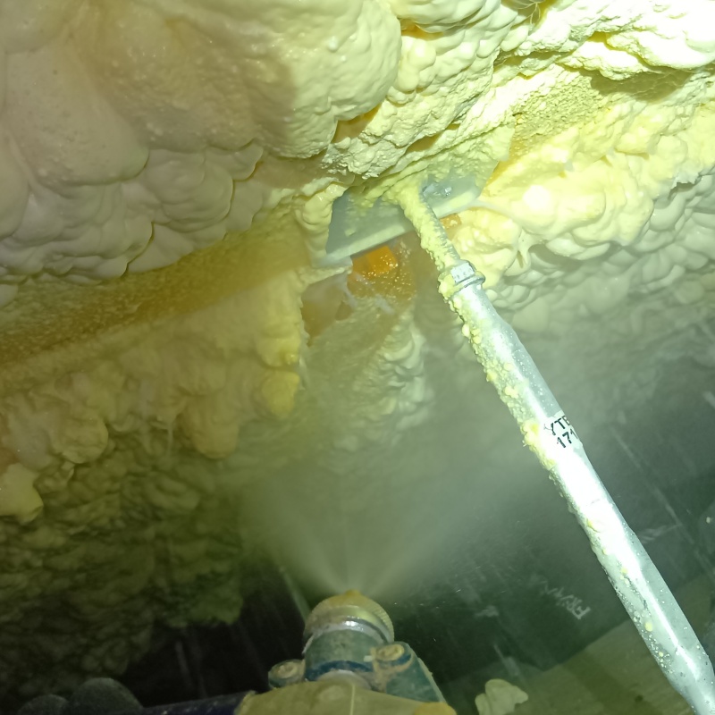 床下断熱材にシロアリ駆除剤を散布する様子