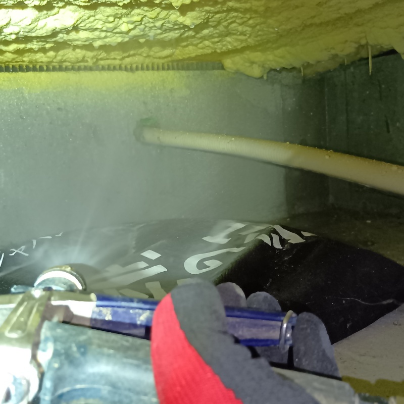 床下の基礎に防蟻剤を吹きつけている様子