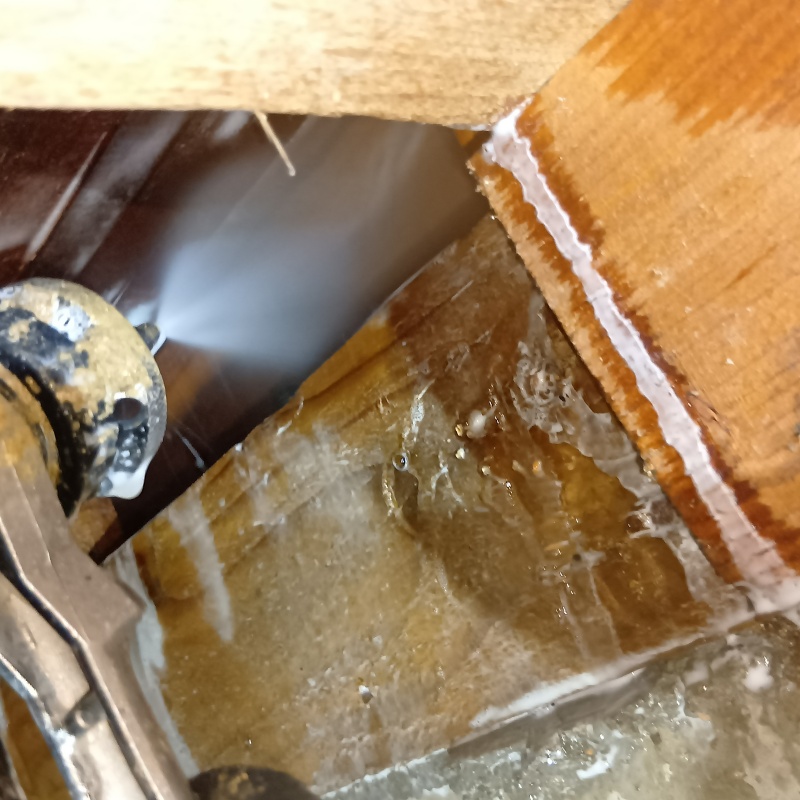 蟻道が作られた床下の木材にシロアリ駆除剤を散布