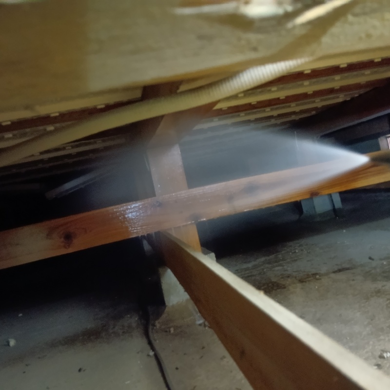 木製の床束にシロアリ駆除剤を散布