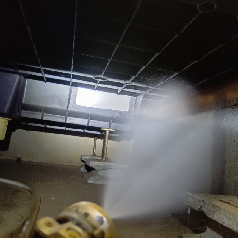 床下の基礎部分にシロアリ駆除剤を散布