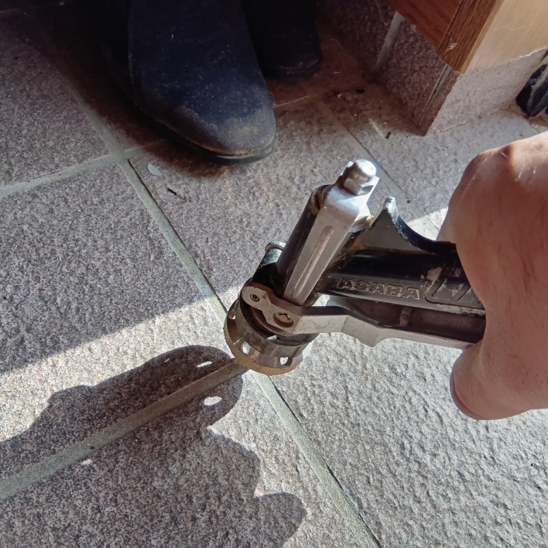 目地からシロアリ駆除剤を注入している様子