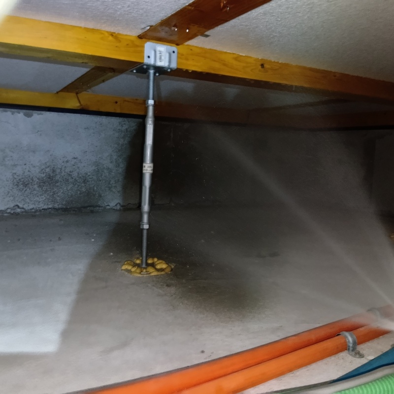 床下の木材に防蟻剤を散布