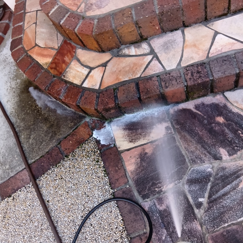 玄関まわりに防蟻剤を吹き付けている様子