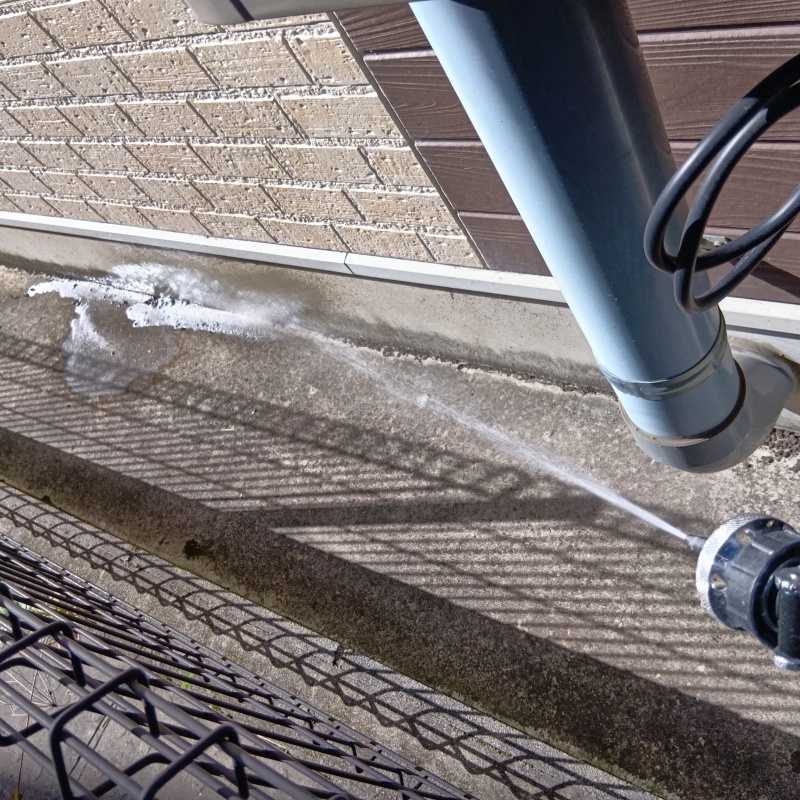 建物外周に防蟻剤を散布している様子