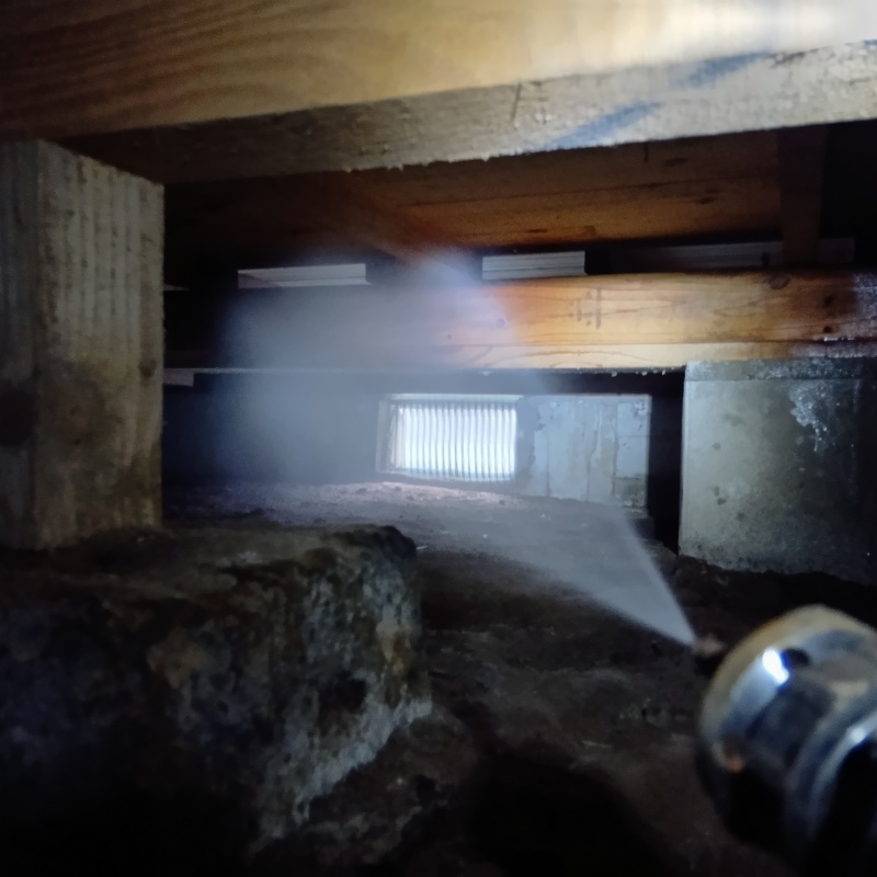 床下換気口まわりに防蟻剤を散布