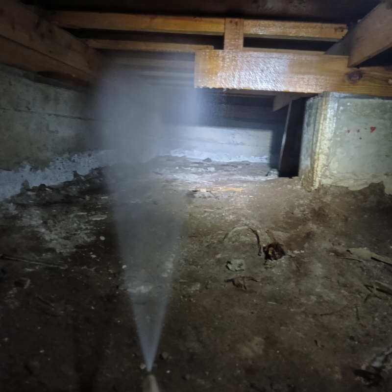 床下の土壌に防蟻剤を散布