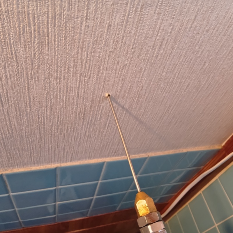 壁に穴を開けて内部に防蟻剤を注入