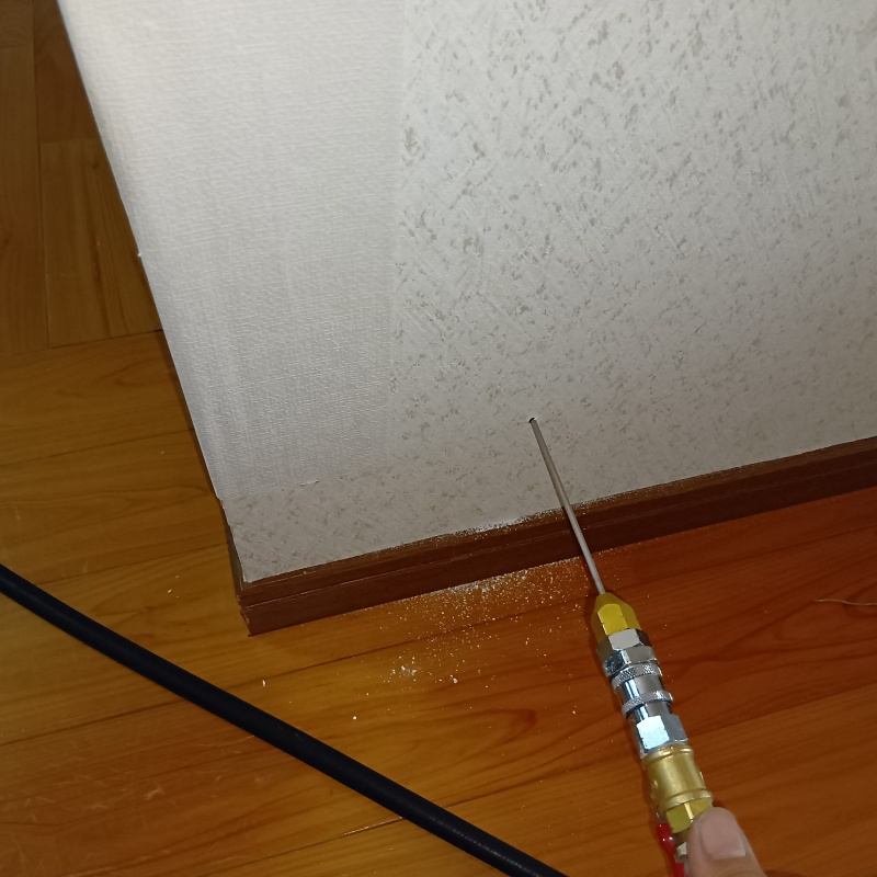 壁内にシロアリ駆除剤を注入している様子