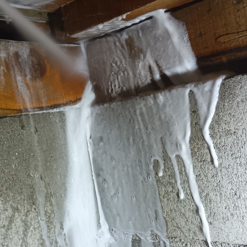 木材と木材のすき間にシロアリ駆除剤を散布