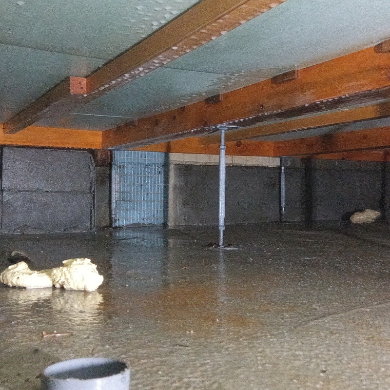 床下の基礎・ベタ基礎にシロアリ駆除剤を散布した様子