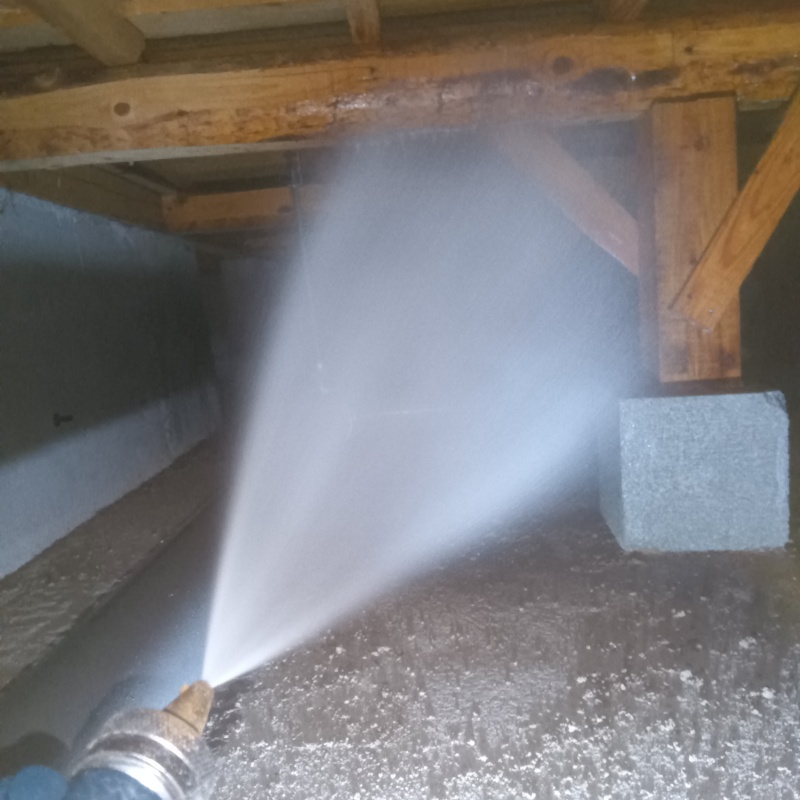 木製の床束に防蟻剤を散布