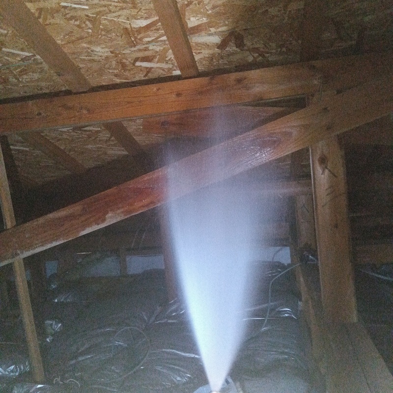 屋根裏の木材に防蟻剤を散布