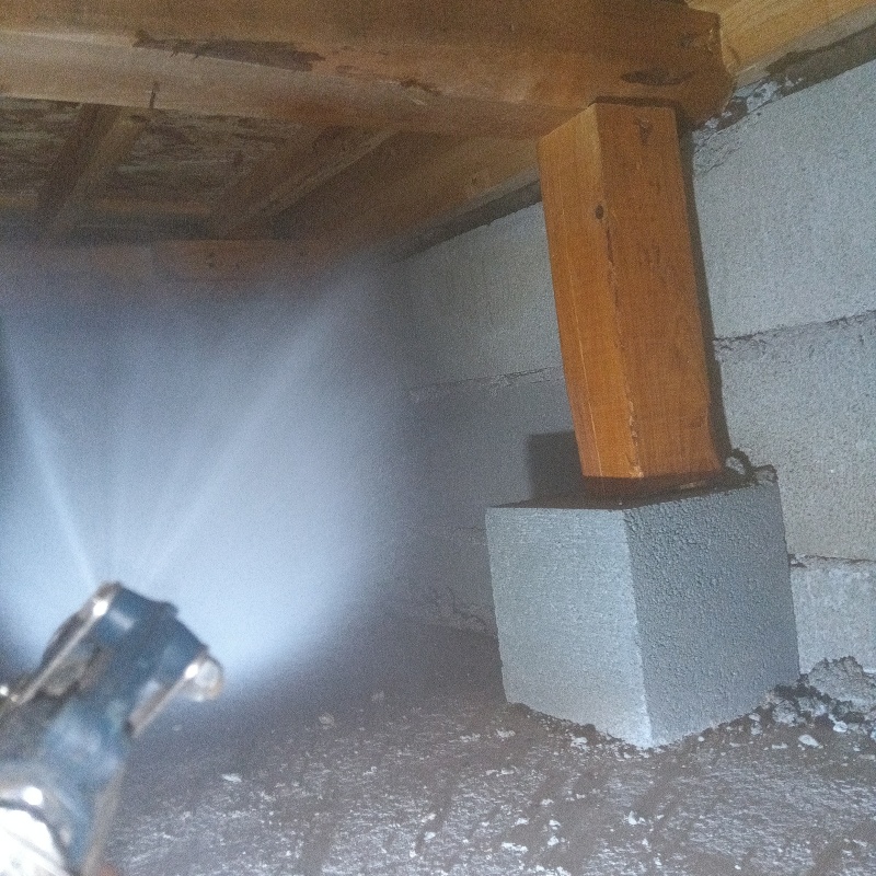 床下の基礎に防蟻剤を散布