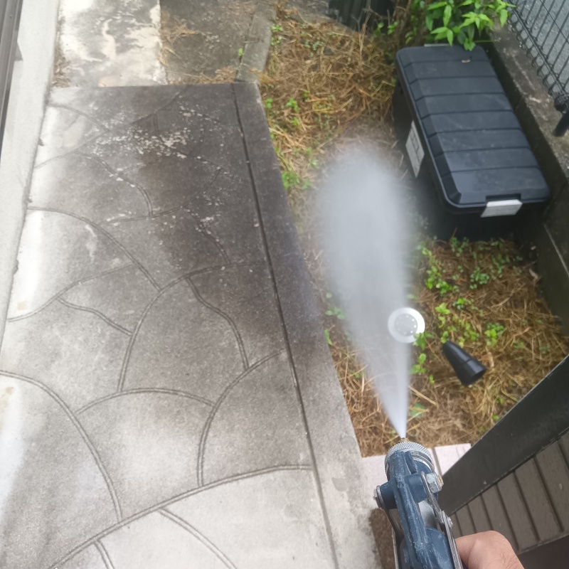 建物外周の土壌に防蟻剤を散布