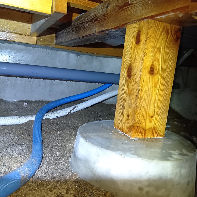 木製の床束にシロアリ駆除剤を散布した様子